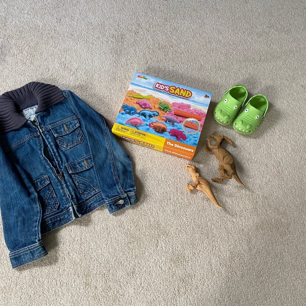 Sand and Sand Mold Kit  with Jean Jacket , Shoes and Extra Dinosaurs Christmas